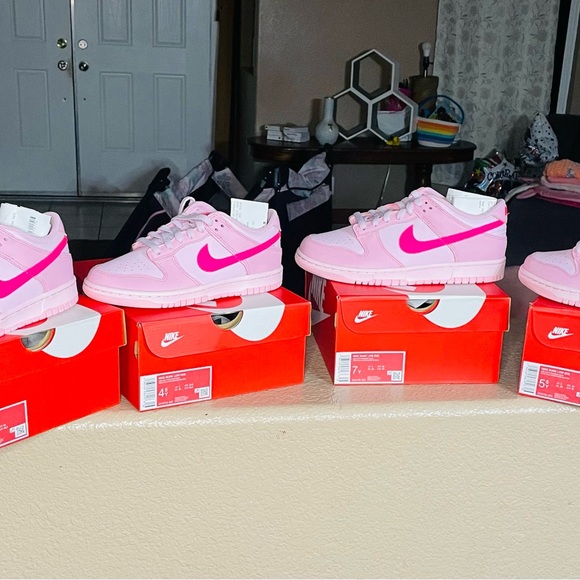 Nike dunks triple pink multiple size ( scamers stop i dnt text outside app) - Picture 2 of 9